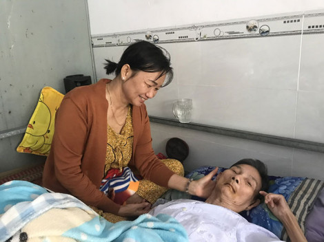 Con gái chăm mẹ bệnh