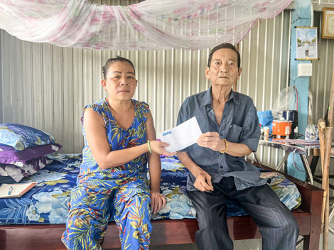 Trao tiền từ thiện