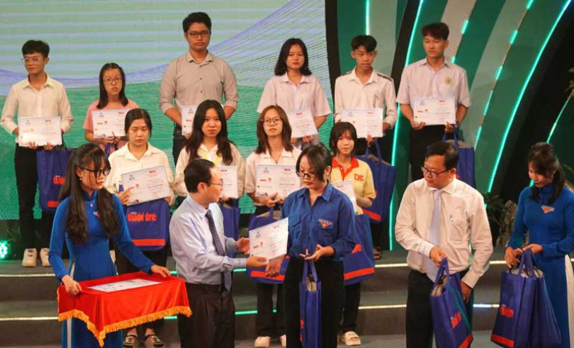 Trao học bổng “Tiếp sức đến trường” 111 tân sinh viên khó khăn ở ĐBSCL