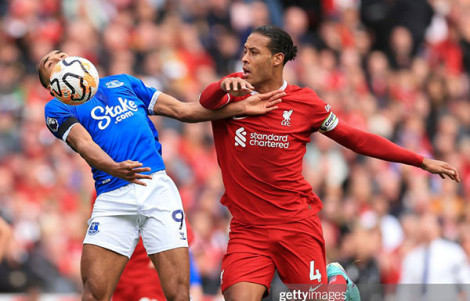 Van Dijk xứng đáng với băng thủ quân