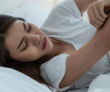 Bạn bị khó ngủ? Vấn đề về da có thể là nguyên nhân