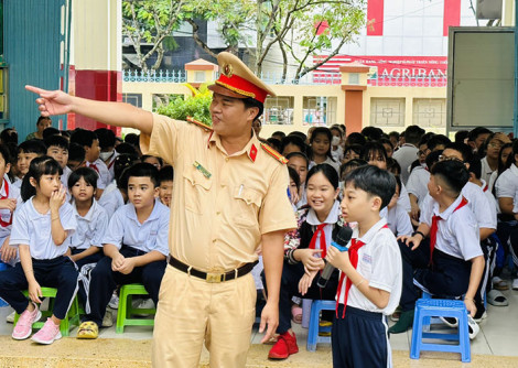 Giáo dục pháp luật về giao thông cho giáo viên, nhân viên và học sinh
