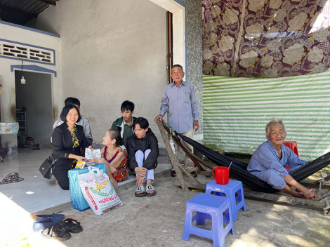 Trao tiền từ thiện