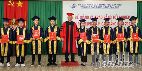 Trường Cao đẳng Nghề Cần Thơ trao bằng tốt nghiệp đến 419 học sinh, sinh viên
