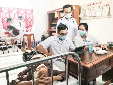 Khám bệnh, tặng quà người cao tuổi