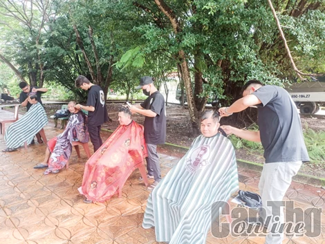 Chia sẻ yêu thương