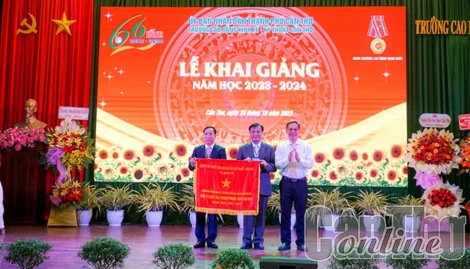 Trường Cao đẳng Kinh tế - Kỹ thuật Cần Thơ vinh dự nhận Cờ thi đua của Thủ tướng Chính phủ