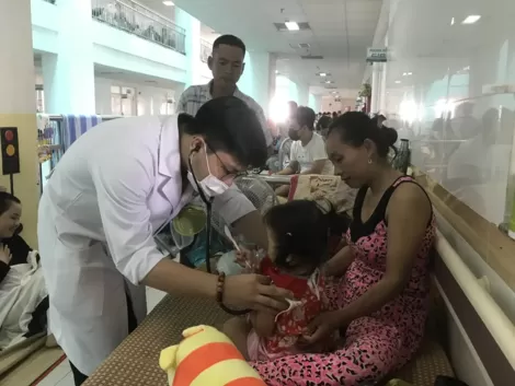 Trẻ mắc tay chân miệng: Ít triệu chứng, nhưng chuyển nặng nhanh