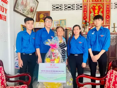 Nữ cán bộ đoàn gương mẫu
