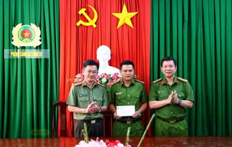 Khen thưởng đại úy công an bị thương khi làm nhiệm vụ