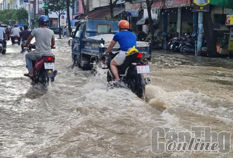 Triều cường lên cao và những hành động đẹp