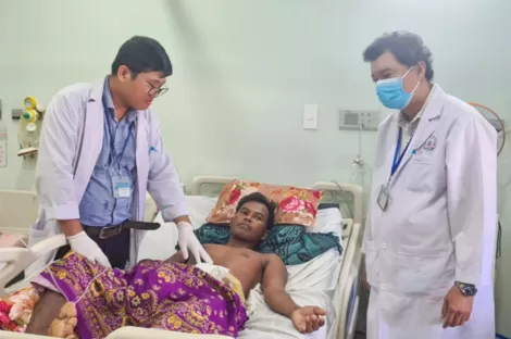 Kiên Giang: Cấp cứu thành công bệnh nhân Campuchia bị trâu chém thủng ruột