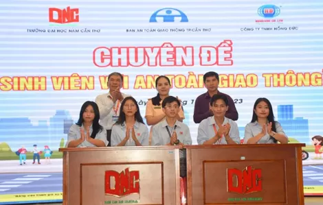 Sinh viên Trường Ðại học Nam Cần Thơ với an toàn giao thông