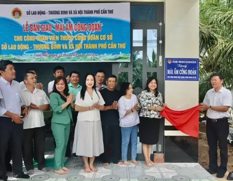 Bàn giao “Mái ấm Công đoàn”