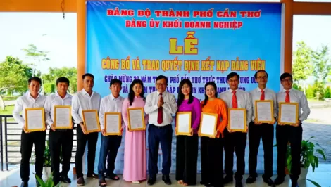 Tổ chức Lễ công bố và trao quyết định kết nạp đảng viên cho 56 quần chúng ưu tú trong doanh nghiệp
