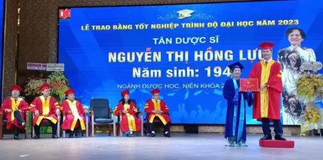 Tân khoa 75 tuổi