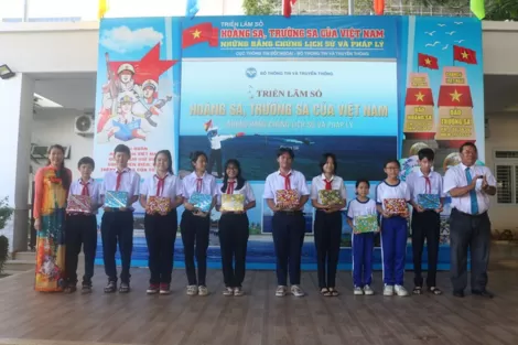 Cho học sinh thêm yêu biển đảo quê hương