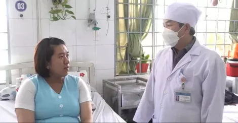 Bà bầu bị chuột rút, phù chân cần gặp bác sĩ