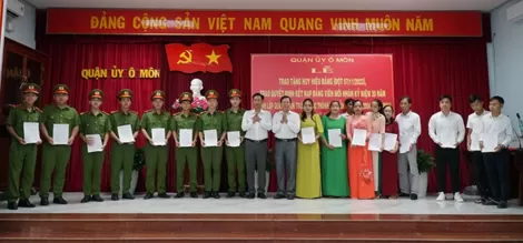 70 quần chúng ưu tú được trao quyết định kết nạp vào Đảng