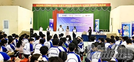 Truyền thông HIV/AIDS cho học sinh 10 trường THPT