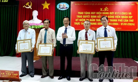 Trao Huy hiệu Đảng và quyết định kết nạp đảng viên