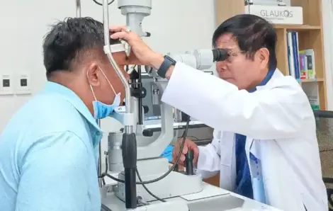 Người đàn ông mắc bệnh hiếm, "như có vật che mờ mắt"