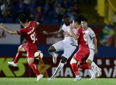 Chân sút “ngoại” vượt trội tại V.League và nỗi lo của HLV Troussier