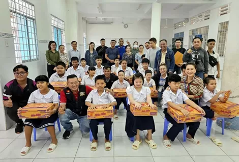 Trao quà cho học sinh khó khăn Trường Tương Lai