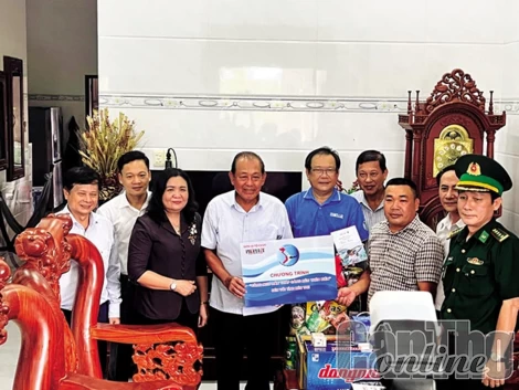 Báo Pháp Luật TP Hồ Chí Minh tổ chức chương trình “Cùng ngư dân thắp sáng đèn trên biển” tại tỉnh Bến Tre