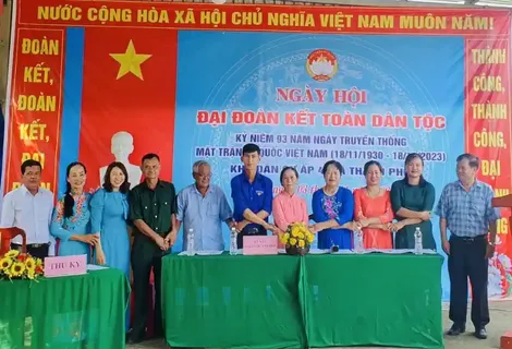 Cờ Đỏ rộn ràng Ngày hội Đại đoàn kết 