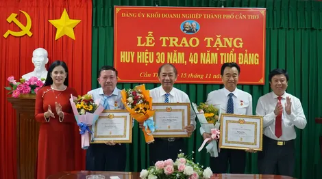 Trao Huy hiệu Ðảng cho 3 đảng viên là lãnh đạo doanh nghiệp