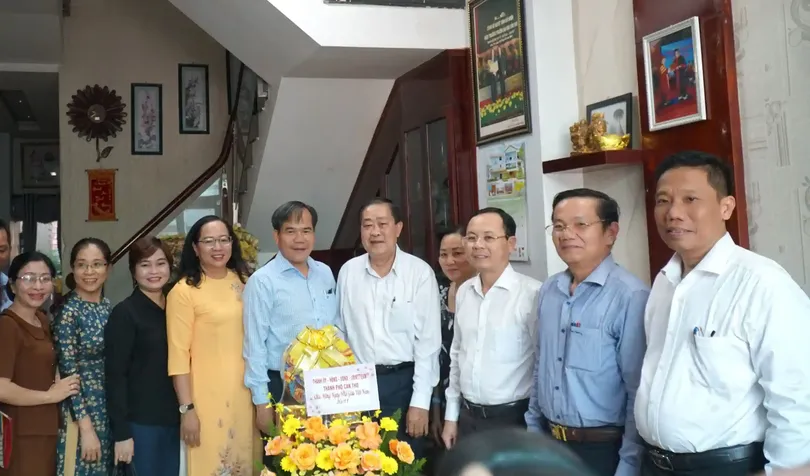Lãnh đạo TP Cần Thơ thăm và chúc mừng các nhà giáo tiêu biểu