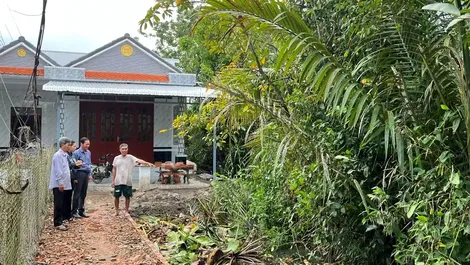 Xây dựng không phép, lấn chiếm đất công