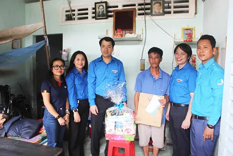 Hơn 5.000 phần quà hỗ trợ gia đình chính sách, người dân có hoàn cảnh khó khăn