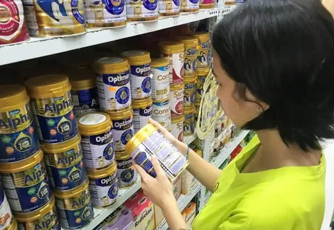 Xem kỹ thành phần sản phẩm trước khi mua sữa cho con
