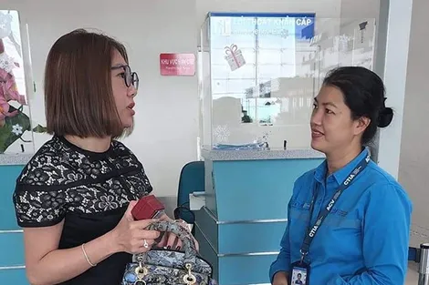 Nhân viên Cảng Hàng không Quốc tế Cần Thơ trao trả lại viên kim cương hơn nửa tỉ đồng cho khách hàng