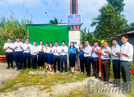 Gắn biển công trình “Phát triển lưới điện phân phối khu vực huyện Vĩnh Thạnh”