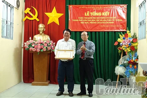 Trao giải Cuộc thi sáng tác bài vọng cổ chủ đề "TP Cần Thơ học tập và làm theo tư tưởng, đạo đức, phong cách Hồ Chí Minh"
