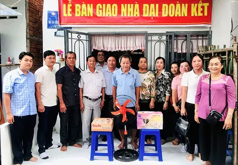 Bàn giao nhà Ðại đoàn kết cho hộ có hoàn cảnh đặc biệt khó khăn về nhà ở