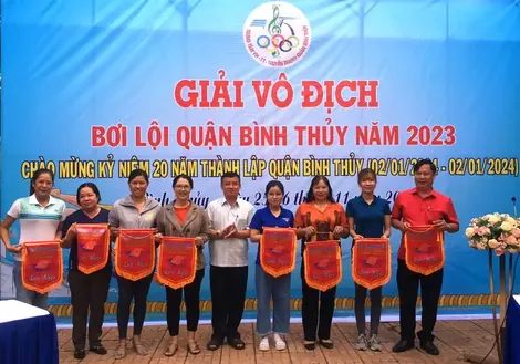 Bình Thủy tổ chức Giải bơi lội chào mừng kỷ niệm 20 năm thành lập quận