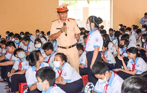 Giúp học sinh hiểu biết và chấp hành quy định về an toàn giao thông
