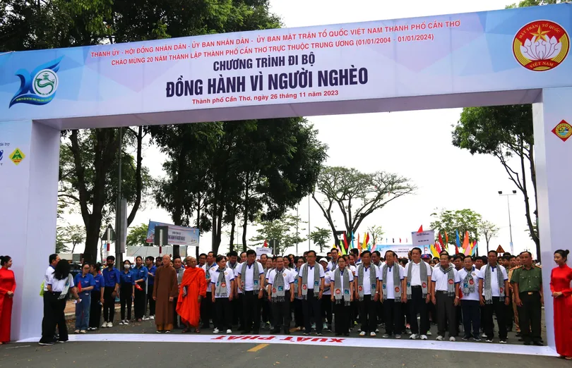 Hơn 5.000 người đi bộ đồng hành “Vì người nghèo” năm 2023