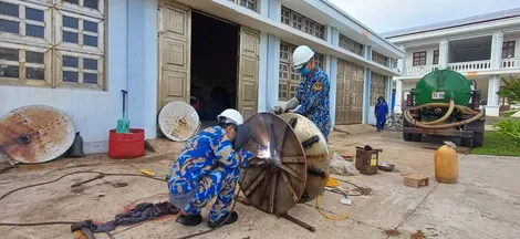 Trung tâm Dịch vụ Hậu cần – Kỹ thuật đảo Trường Sa sửa chữa hệ thống tời lưới giúp tàu cá Khánh Hòa