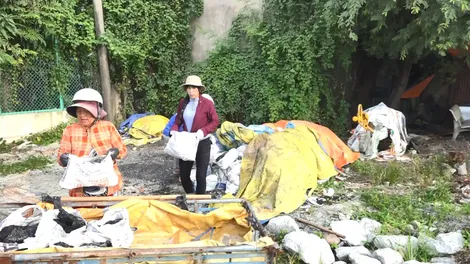 Bán tàu hủ kiếm tiền vá đường