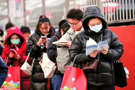 Khó tìm việc, dân Trung Quốc đổ xô thi công chức