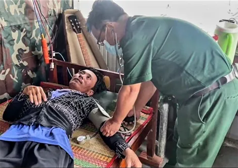 Bạc Liêu: Cứu vớt kịp thời 7 thuyền viên trôi dạt trên biển