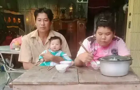 Vất vả “gà trống nuôi con”