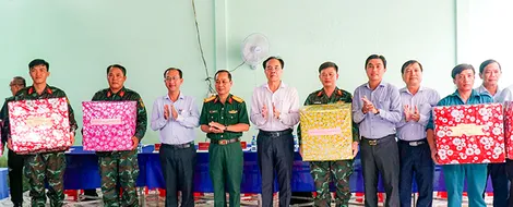 Thăm và tặng quà lực lượng thực hiện các công trình Tết Quân Dân năm 2024
