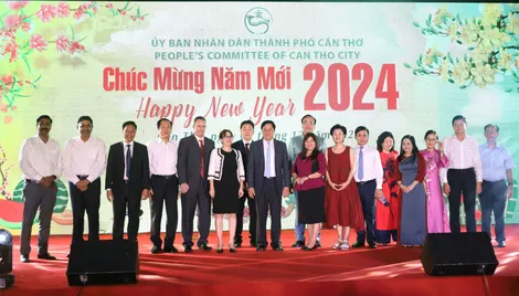 Rộn ràng tiệc mừng năm mới với 300 người bạn quốc tế