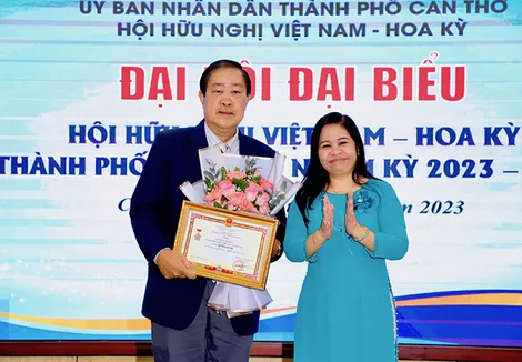 Xây dựng lòng tin, củng cố quan hệ với bạn bè quốc tế